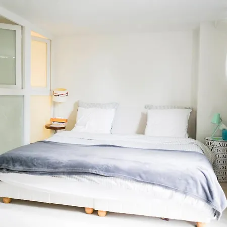 Spacious Family Nest Near Belleville Apartment *